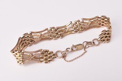 Lot 286 - A yellow metal gate link bracelet