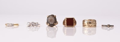 Lot 251 - A collection of rings