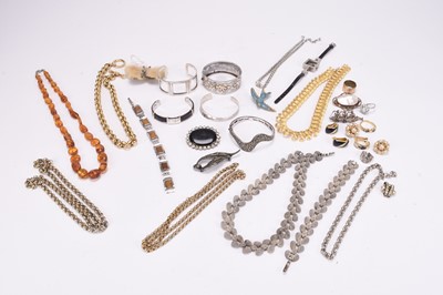 Lot 280 - A collection of various pieces of costume jewellery