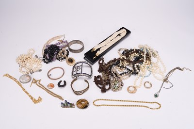 Lot 273 - A large collection of costume jewellery