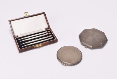 Lot 77 - A cased set of Sterling silver bridge pencils and two silver compacts