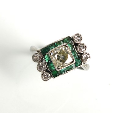 Lot 160 - An Art Deco diamond and emerald ring