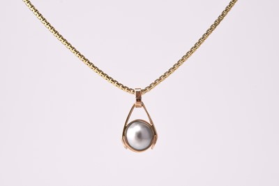 Lot 112 - A cultured pearl pendant on chain