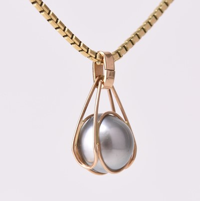 Lot 112 - A cultured pearl pendant on chain