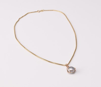 Lot 112 - A cultured pearl pendant on chain