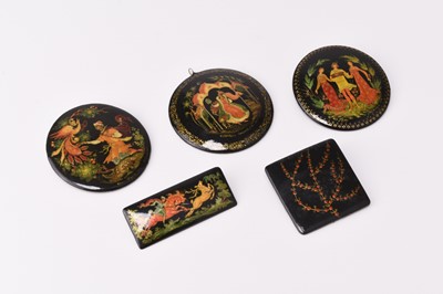 Lot 224 - A collection of Russian lacquer work jewellery