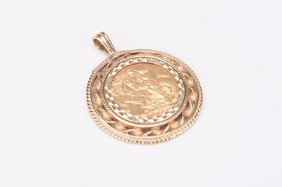 Lot 267 - A sovereign set pendant