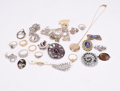 Lot 130 - A small collection of jewellery and costume jewellery