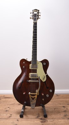 Lot A Gretsch Chet Atkins 'Country Gentleman' electric guitar, circa 1963