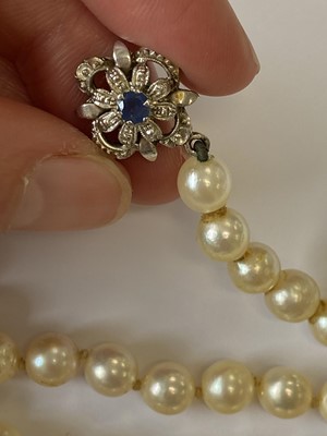 Lot 217 - A single strand graduated cultured pearl necklace