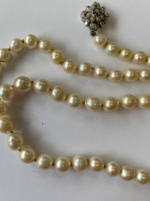 Lot 217 - A single strand graduated cultured pearl necklace