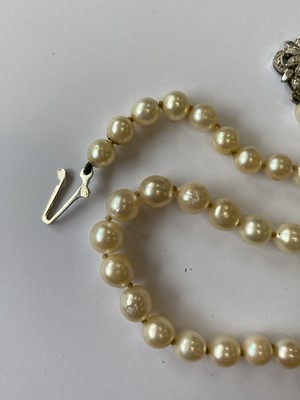 Lot 217 - A single strand graduated cultured pearl necklace