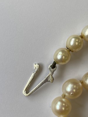 Lot 217 - A single strand graduated cultured pearl necklace
