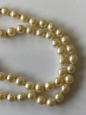 Lot 217 - A single strand graduated cultured pearl necklace