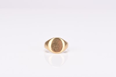 Lot 119 - An 18ct yellow gold signet ring