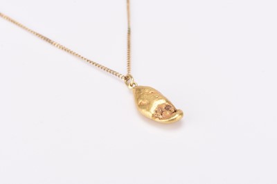 Lot 157 - A yellow metal nugget pendant