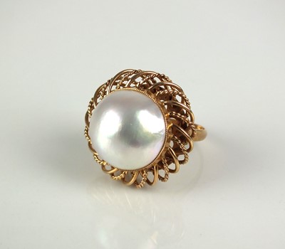 Lot 364 - A Mabe pearl ring