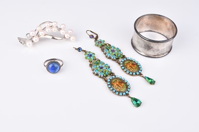 Lot 338 - A small collection of jewellery