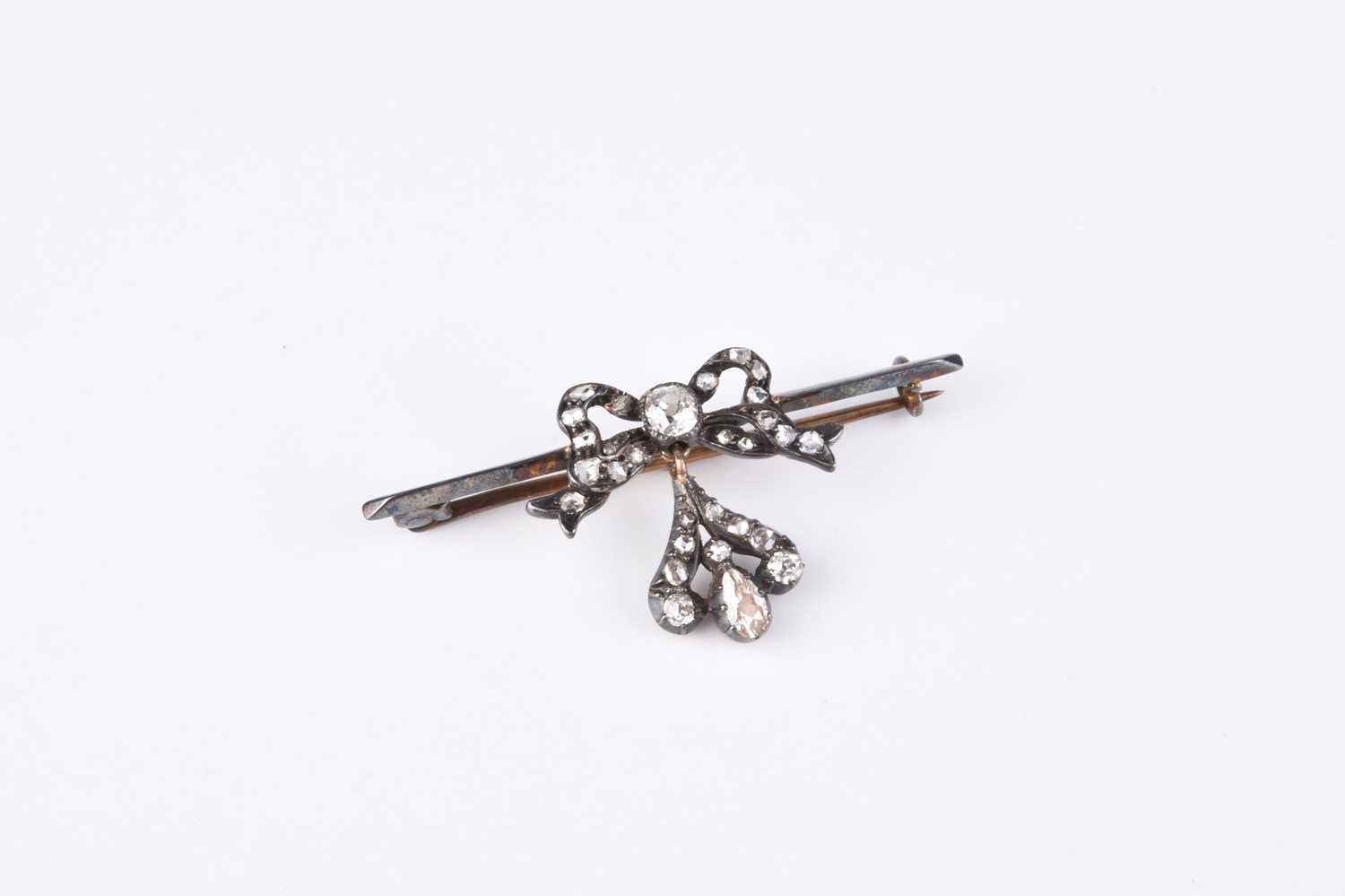 Lot 45 - A late 19th century graduated old cut diamond set bar brooch in the form of a bow
