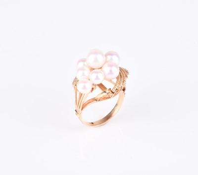 Lot 208 - A graduated cultured pearl dress ring