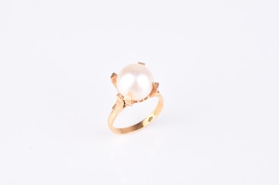 Lot 107 - A single cultured pearl ring