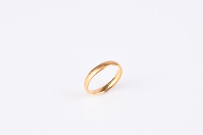 Lot 233 - A 22ct gold wedding band