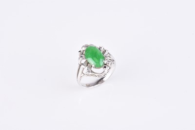 Lot 79 - A white metal jade plaque ring