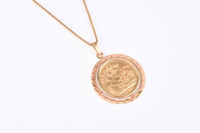 Lot 140 - A 9ct gold mounted sovereign pendant