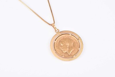 Lot 140 - A 9ct gold mounted sovereign pendant