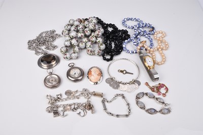 Lot 193 - A small collection of jewellery and costume jewellery