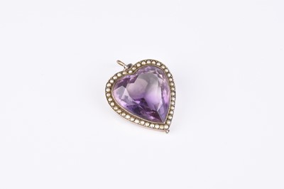 Lot 141 - A heart shaped amethyst and split seed pearl set pendant