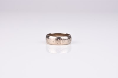 Lot 165 - An 18ct white gold wedding band