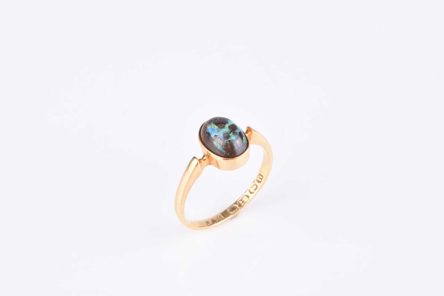 Lot 138 - An early 20th century 18ct gold boulder opal ring