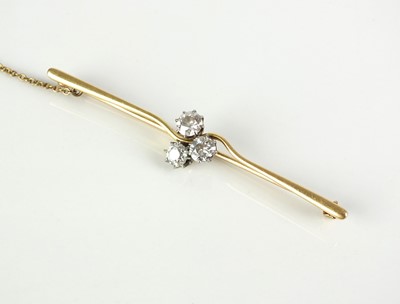 Lot 117 - A three stone diamond bar brooch