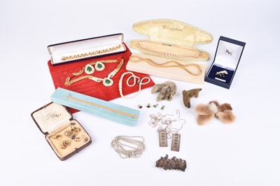 Lot 223 - A collection of jewellery and costume jewellery