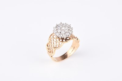 Lot 86 - A diamond circular cluster ring