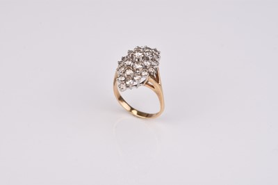 Lot 249 - A graduated brilliant cut diamond cluster ring