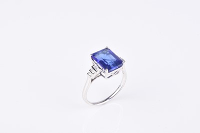 Lot 178 - A tanzanite and diamond ring