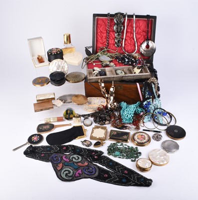 Lot 89 - A collection of costume jewellery and compacts