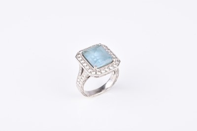 Lot 119 - An aquamarine and diamond cluster ring