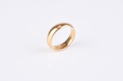 Lot 91 - An Edwardian 18ct gold wedding band