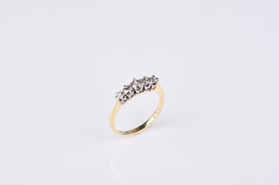 Lot 114 - A graduated five stone diamond ring