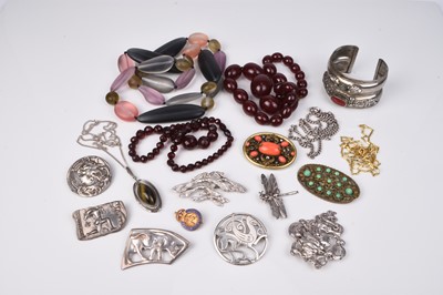 Lot 170 - A small collection of costume jewellery