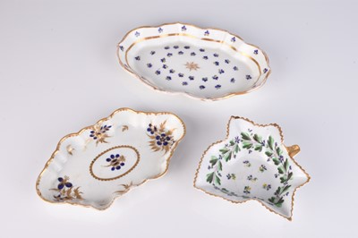 Lot 468 - Worcester and Caughley spoon trays, plus pickle leaf dish