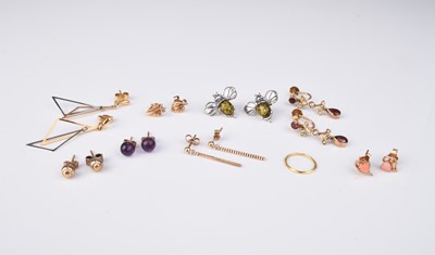 Lot 185 - A collection of earrings