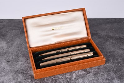 Lot 41 - A cased three piece 9ct gold Parker pen set