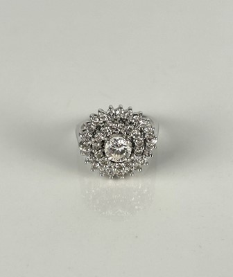 Lot 131 - A diamond cluster ring