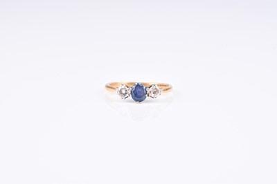 Lot 162 - A graduated three stone sapphire and diamond ring