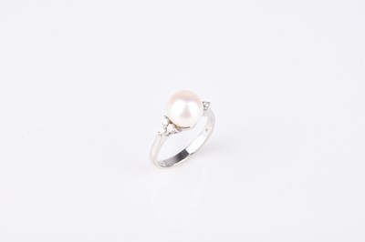 Lot 212 - A single pearl ring set ring