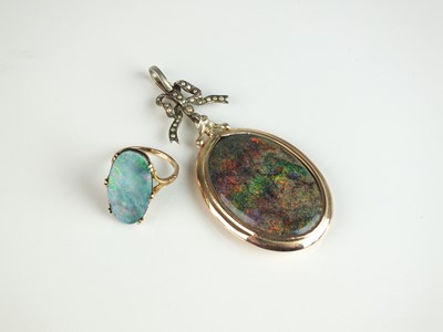 Lot 150 - An opal doublet plaque ring and a pendant